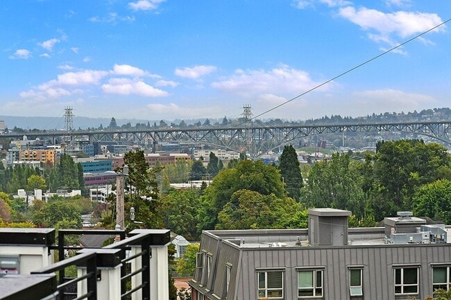 Building Photo - Queen Anne Townhome