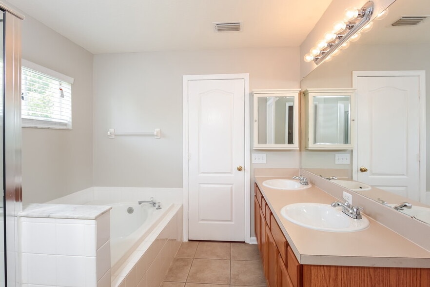 Building Photo - 10302 Soaring Eagle Dr