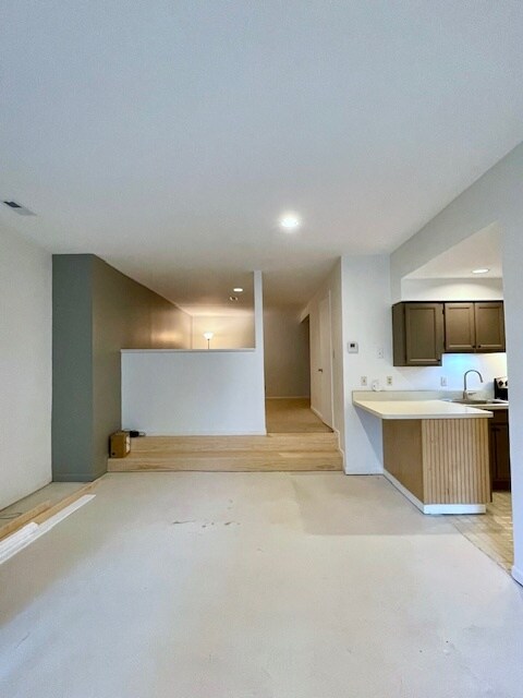 Building Photo - 543 Klotter Ave