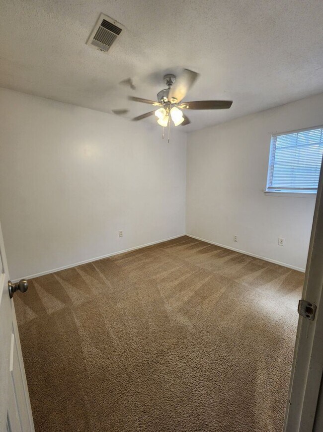 Building Photo - 1105 Kelly Dr