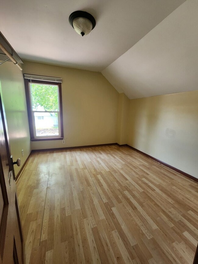 Building Photo - 4 bedroom 1 bath on corner lot