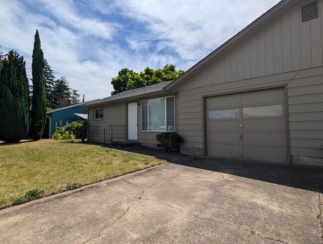 Building Photo - Nice 2 bed/1 bath duplex off River Road