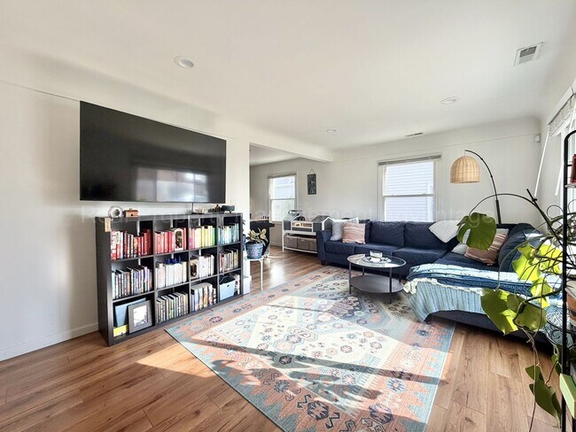 Building Photo - Fully Updated Two Bedroom with Contemporary Style and Comfort Throughout!