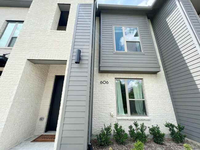 Building Photo - VIEW NOW - COMING SOON -Stunning 3-Bedroom Townhome Overlooking Greenbelt in Plano ISD 600 Collie...