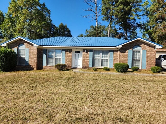 Building Photo - 4 Bedroom Large Backyard