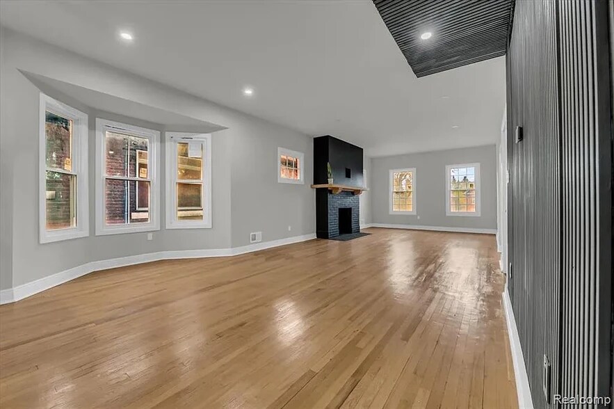 Building Photo - 1502 Virginia Park St