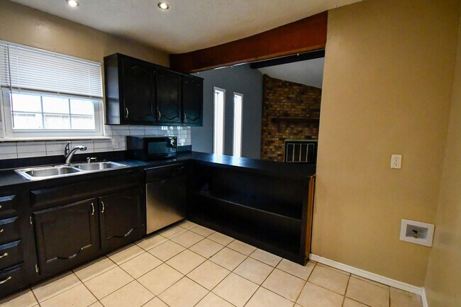 Building Photo - 4-Bed, 2-Bath Home in Broken Arrow Schools...