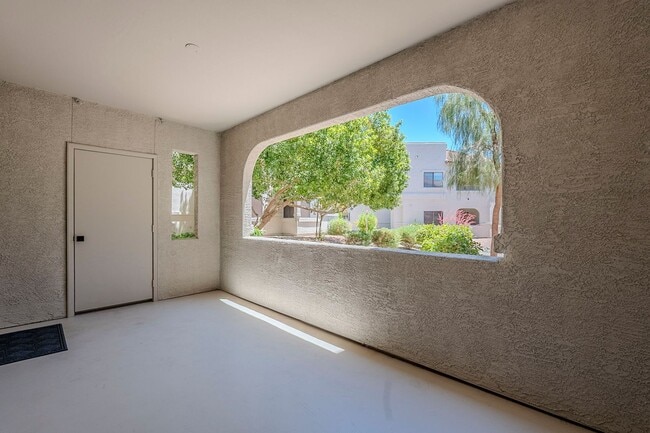 Building Photo - Stunning 2 Bed 1.5 Bath Condo in Scottsdal...