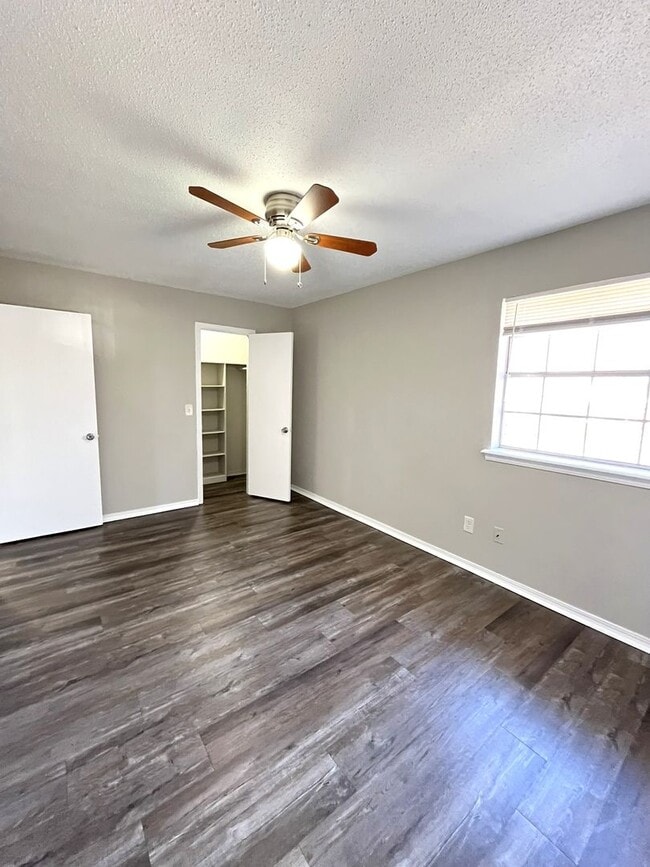 Building Photo - 2 Bedroom 1.5 Bath Apt at the Monterey Square Apts NW OKC