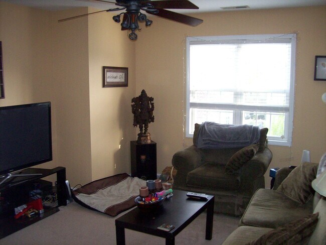 Building Photo - 5024 Village Lawn Dr
