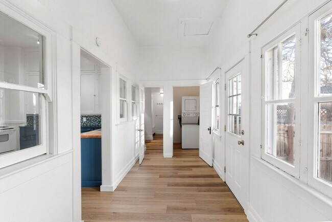 Building Photo - 331 Roberts St