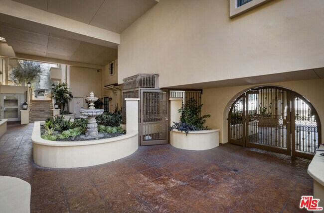 Building Photo - 851 N San Vicente Blvd