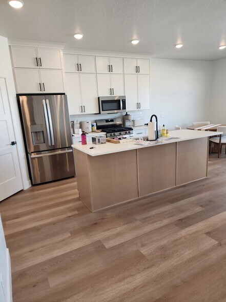 Building Photo - 2218 380 S