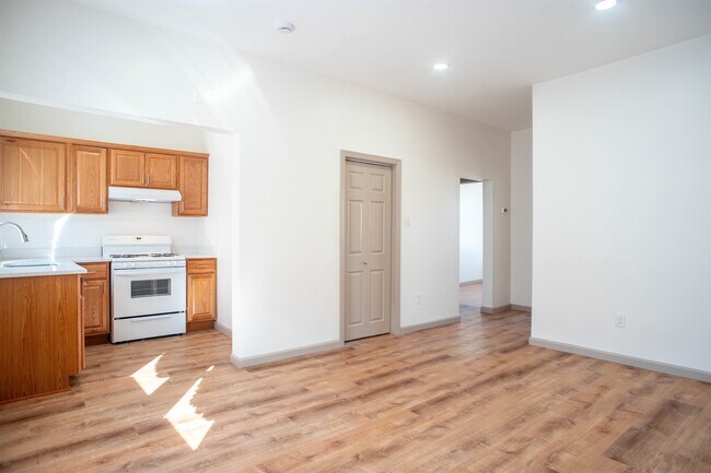 Primary Photo - 428 69th St