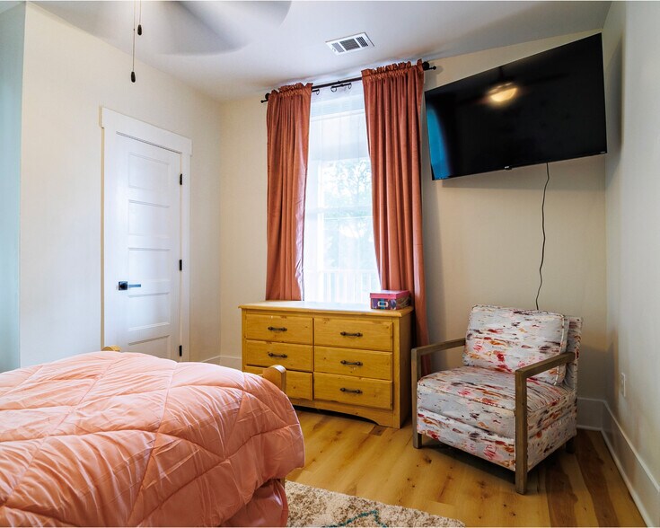 Building Photo - Room in House on Beecher St SW