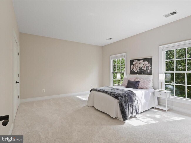 Building Photo - 904 Locust St