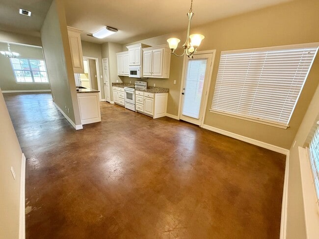 Building Photo - Elegant 4-bed/2-bath plus Garage!