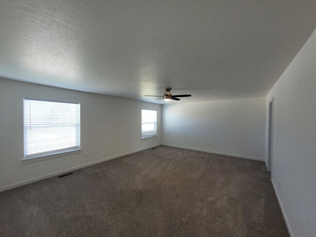 Building Photo - Spacious Home For Everyone!