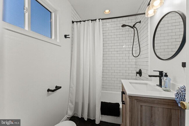 Building Photo - 268 Maple Ave