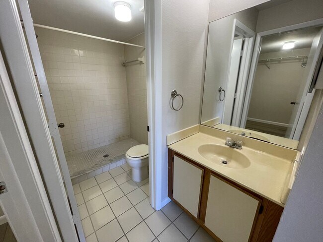 Building Photo - ANNUAL RENTAL - 2 BED / 2 BATH AT CANTERBURY VILLAGE