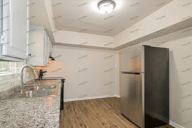 Building Photo - 529 La Motte Ln