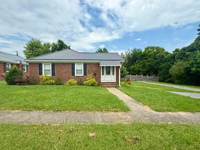 Building Photo - 3 bedroom 1.5 bathroom house