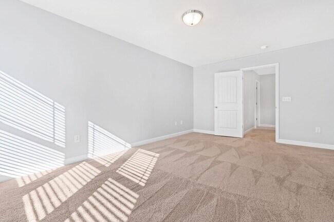 Building Photo - Bright & Spacious End-Unit Townhome in Flo...