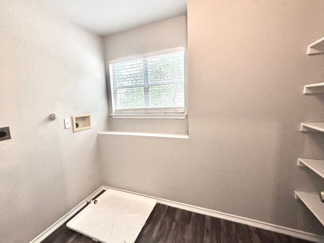 Building Photo - Spacious 3 beds, 2.5 baths in Bristol Forest!