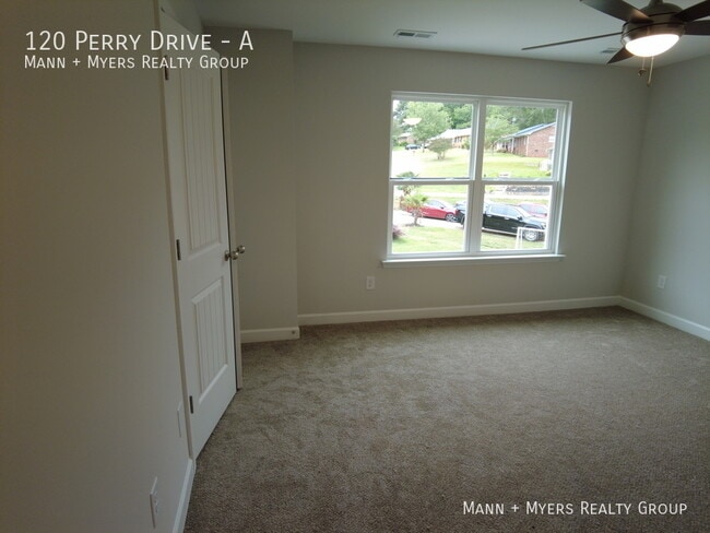 Building Photo - 120 Perry Dr