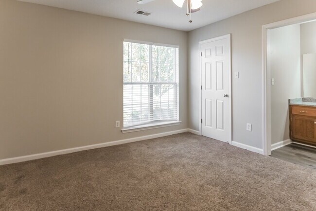 Building Photo - 10953 Oak Leaf Dr