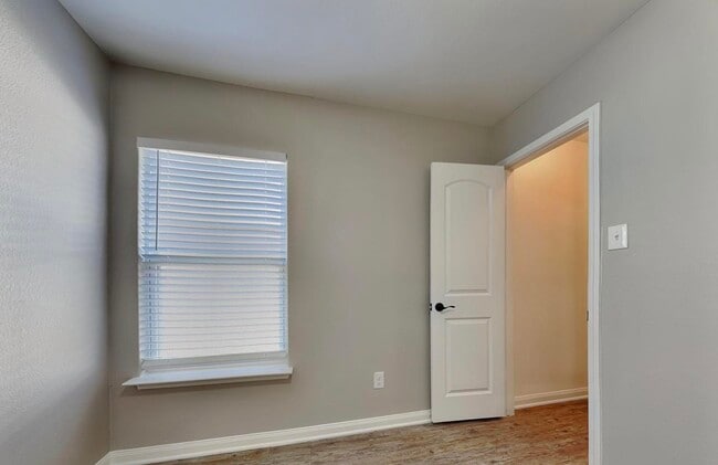 Building Photo - ADORABLE HOME