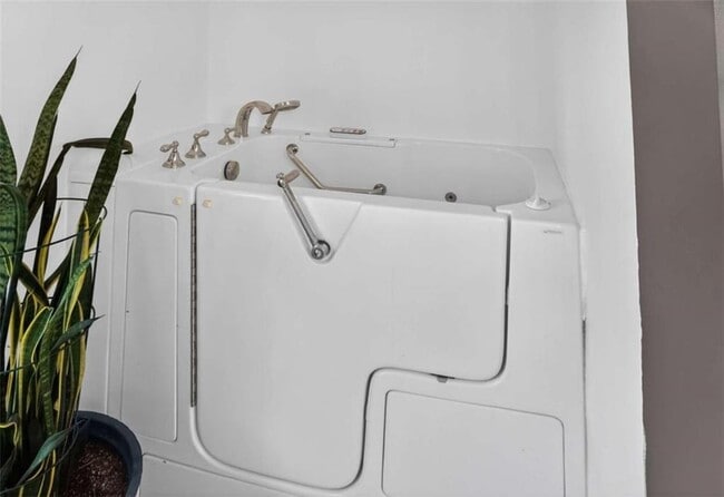 Building Photo - 905 Pownal Ln