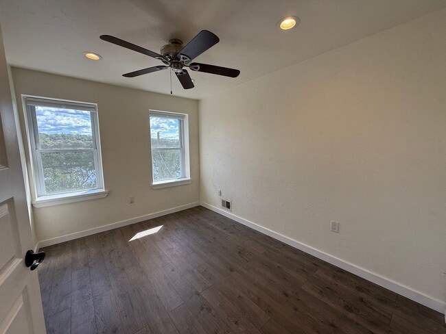 Building Photo - Charming Riverfront 2BR Walking Distance t...