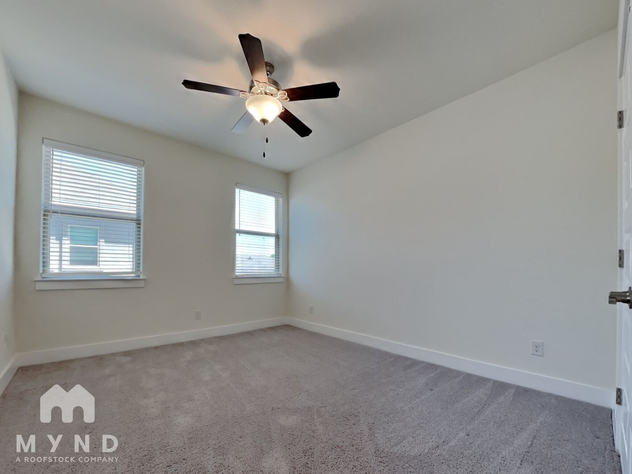 Building Photo - 407 Parkline Dr