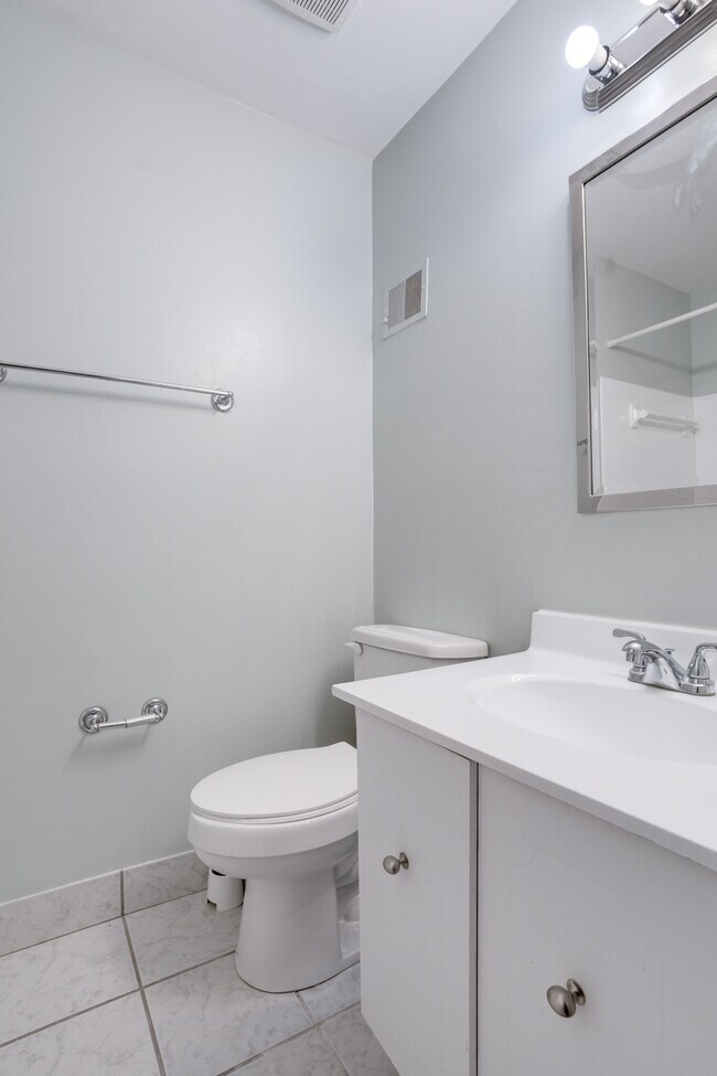 Building Photo - 4685 Forestdale Dr