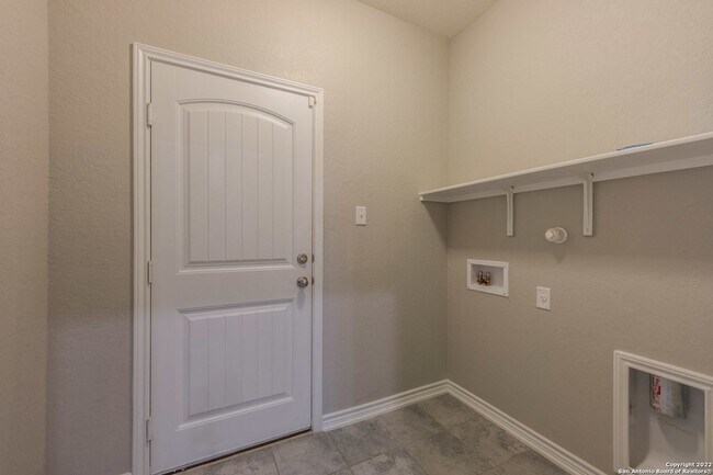 Building Photo - 3592 Vuitton