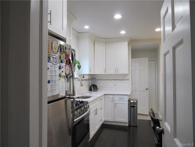 Building Photo - 242 William St