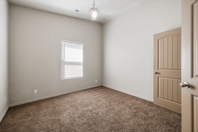 Building Photo - 3 bed 2 bath Rancher, Landings Community, CDA