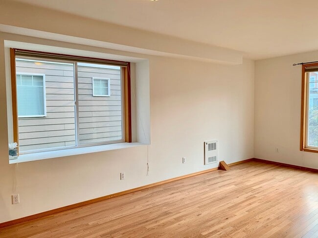 Building Photo - 12043 33rd Ave NE