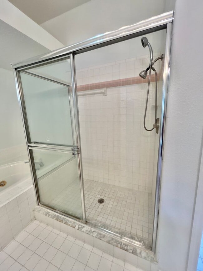 Building Photo - Beautiful Home with Water View in Eastwood!