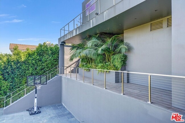 Building Photo - 9400 Readcrest Dr