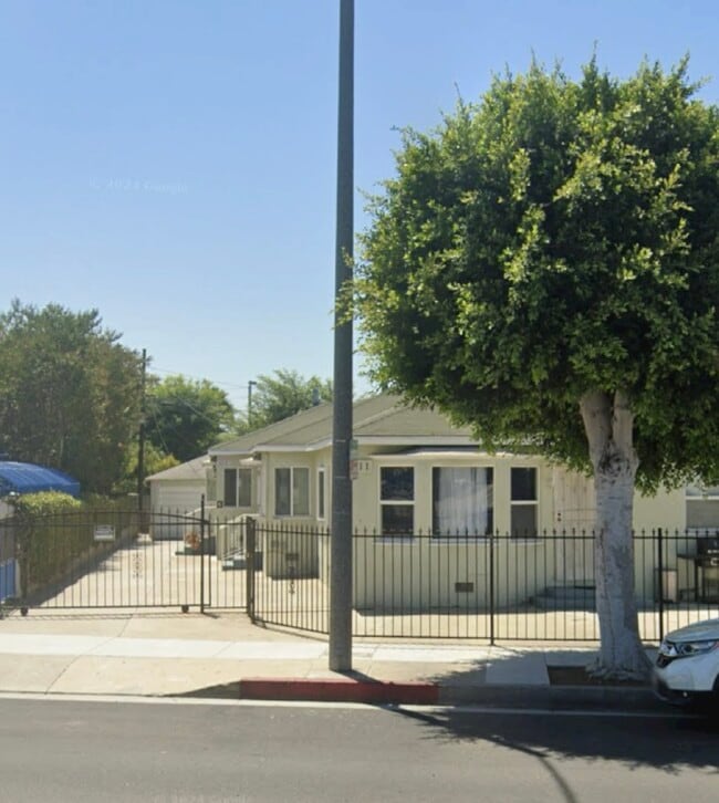 Building Photo - 511 N La Brea Ave