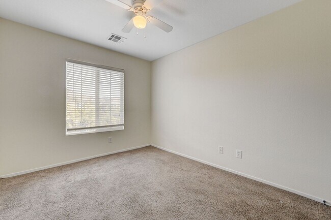 Building Photo - *MOUNTAINS EDGE 3 BED 2.5 BATH * COMMUNITY POOL, FITNESS CENTER, AND SPA *