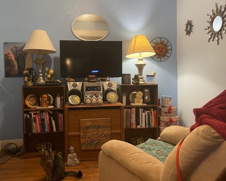 A nice apartment in Trendy east boston. Wall to train station and near all.major highways . - 49 Everett St