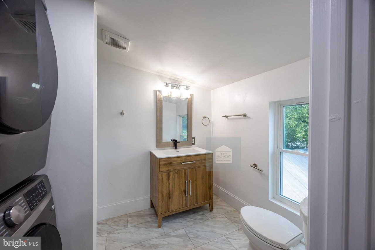 Building Photo - 209 E Martin St