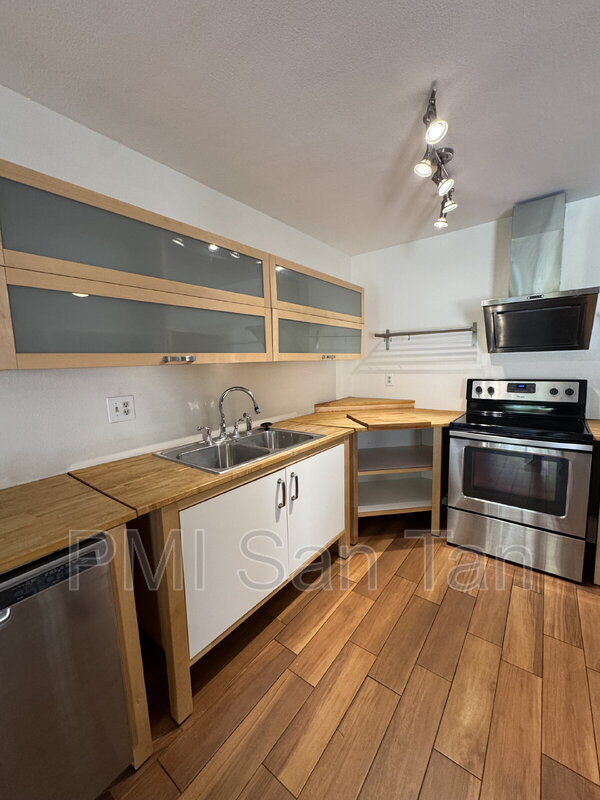 Building Photo - 5525 E Thomas Rd