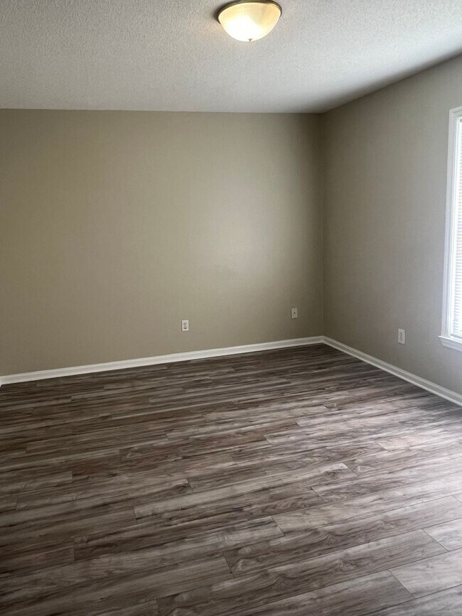 Building Photo - Centrally Located 3 Bedroom House