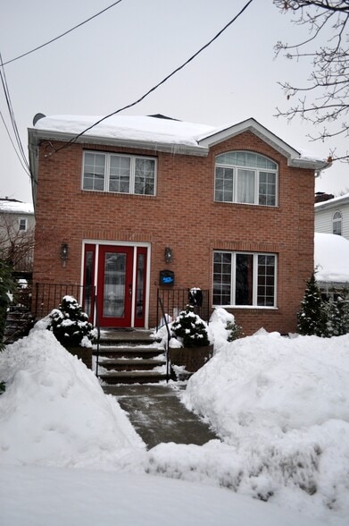 private left side entrance to stairs on second floor - 128 College Ave