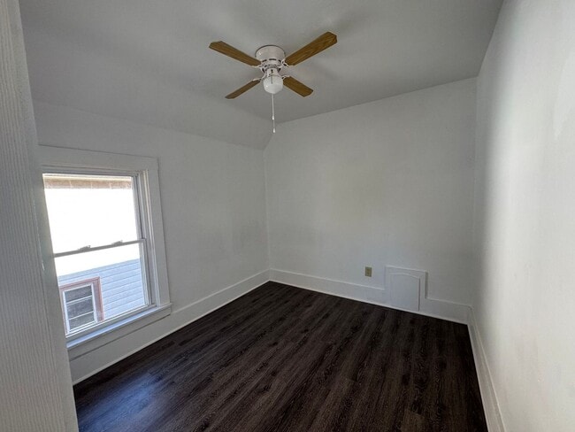 Building Photo - 2 Bedroom 1 Bathroom Duplex in Beloit, WI