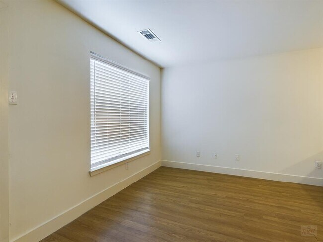 Building Photo - 711 W 32nd St